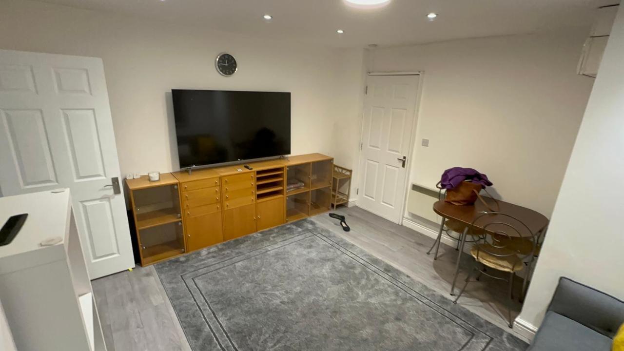 Entire One Double Bedroom Apartment Londyn Zewnętrze zdjęcie